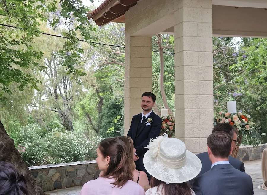 groom waiting at the alter while she's purposefully late as in greek tradition