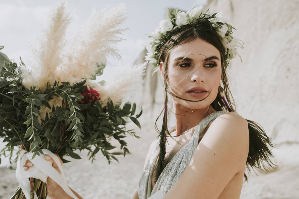 bride holding a beautiful flower bouqeuet