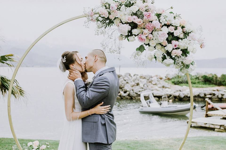 wedding couple kissing at a wedding in greece