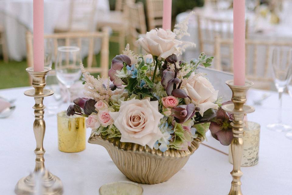wedding table flower arrangement