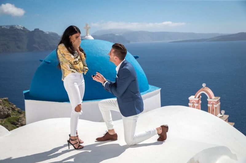 a man proposing in santorini