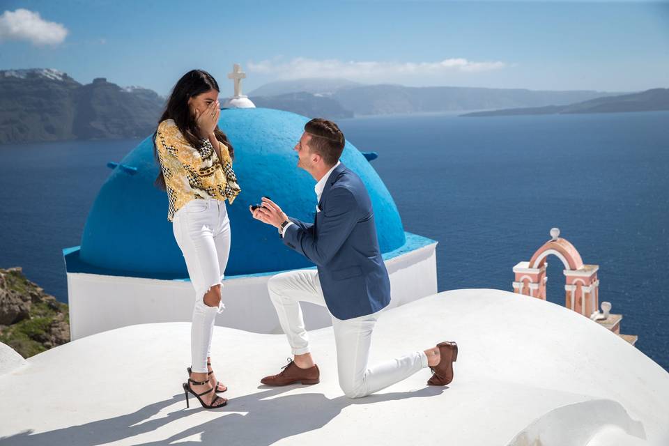 a man proposing in santorini