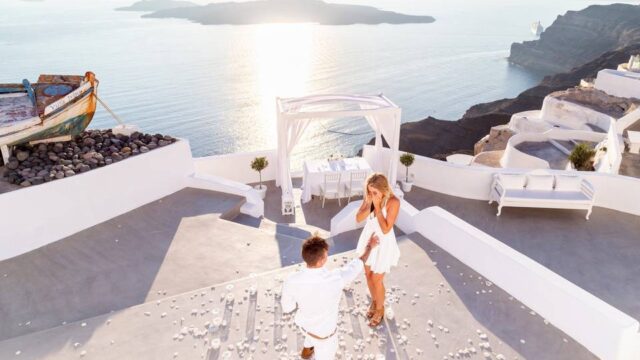 a man proposing in front of the caldera in santorini