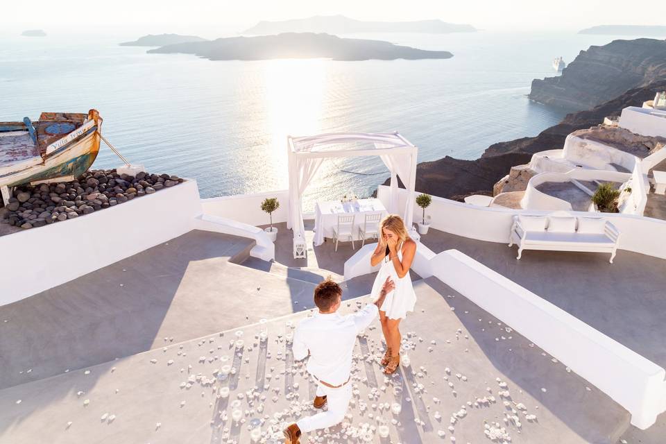 a man proposing in front of the caldera in santorini