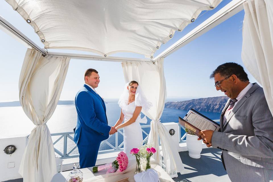 bride and groom getting married at a destination wedding santorini