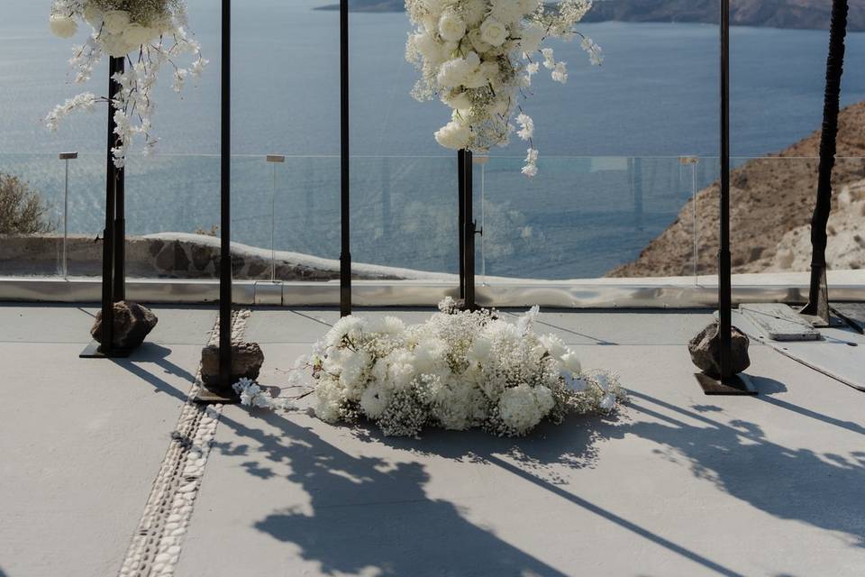white flowers at a santorini wedding