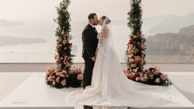 bride and groom kissing in santorini