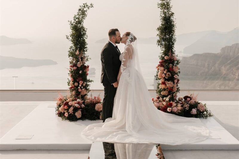 bride and groom kissing in santorini