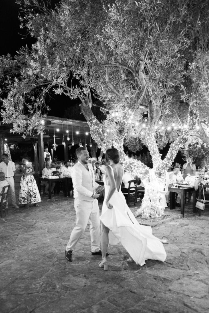 Margreet crete wedding planner a black and white photo of a couple dancing at their wedding in greece